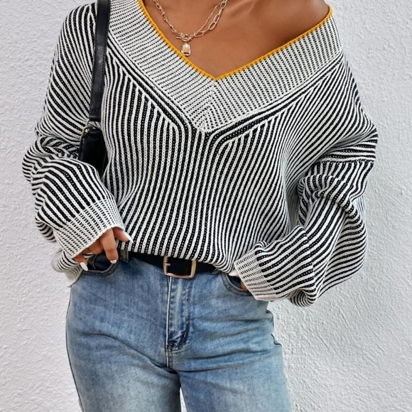 Sweaters - Black & White Casual Womens Vertical Stripe Pattern Drop Shoulder Sweater